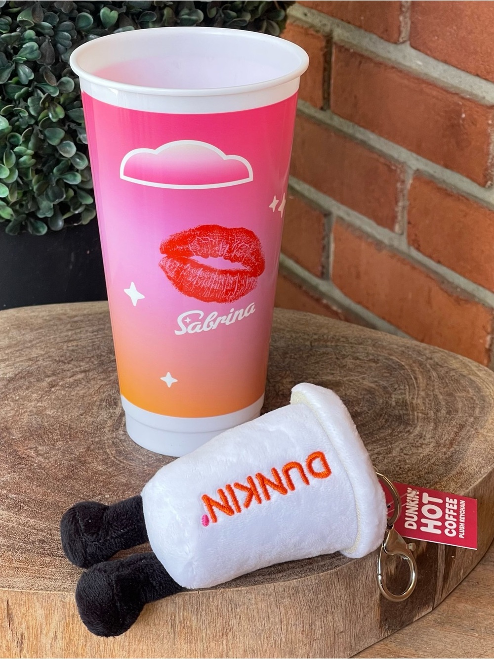 New DUNKIN 2025 Sabrina Cup & HOT COFFEE
PLUSH KEYCHAIN Gift Set